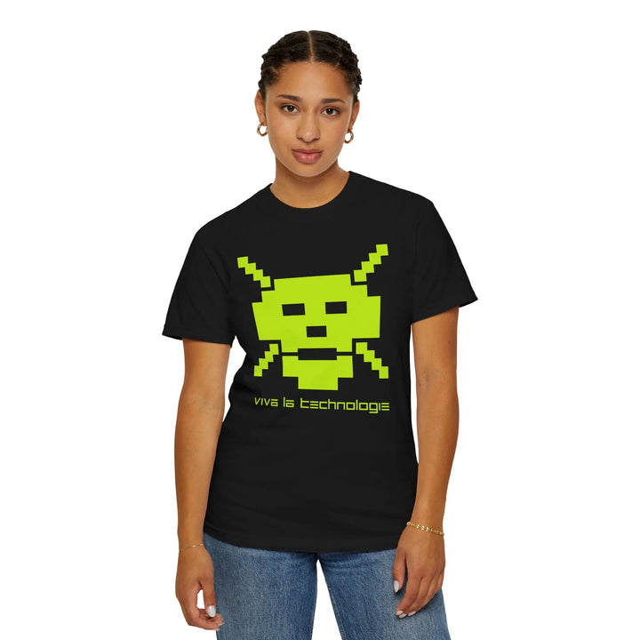 Black t-shirt with pixelated green alien and ’vive la technologie’ text for a techy vibe