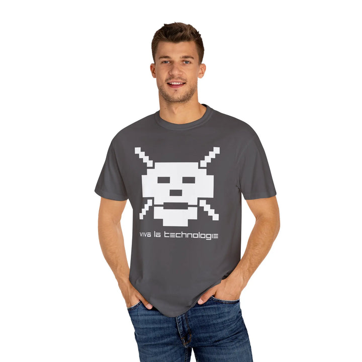 Smiling guy in ’VIVA LA TECHNOLOGIE’ relaxed-fit garment-dyed t-shirt with pixel skull design